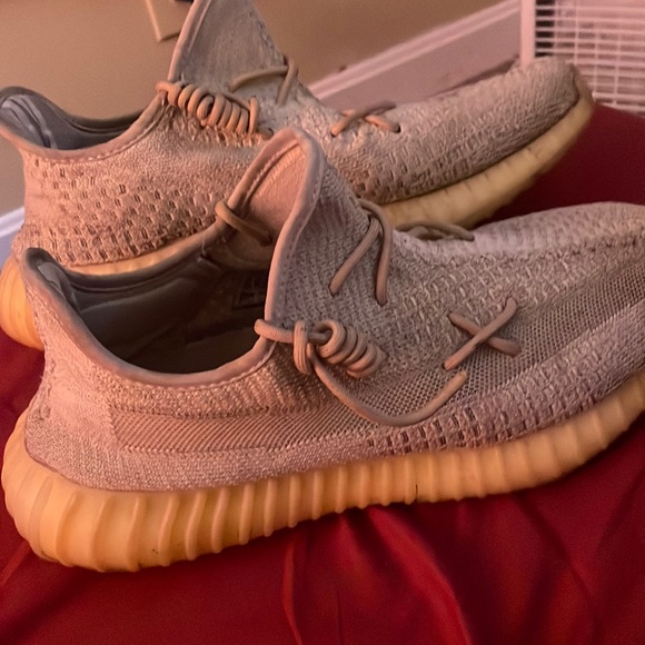 Worn Yeezy 350 v2 natural/Abez.